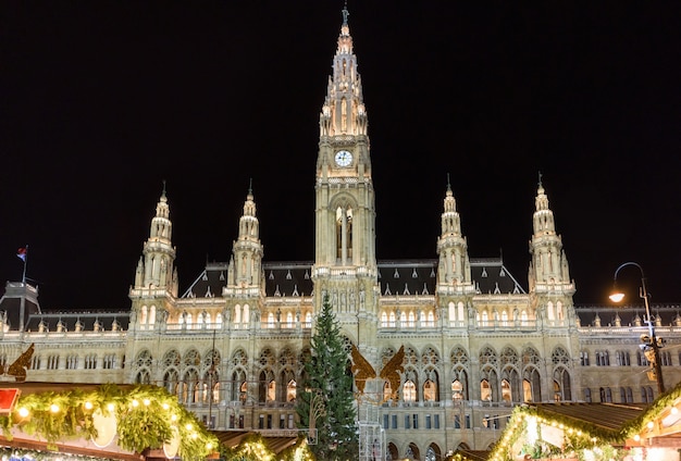 Mercado de Natal tradicional em Rathaus em Viena à noite