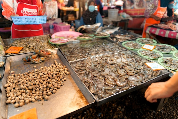 Mercado de peixe em frutos do mar KrabiRaw em um mercado perto do mar tropical