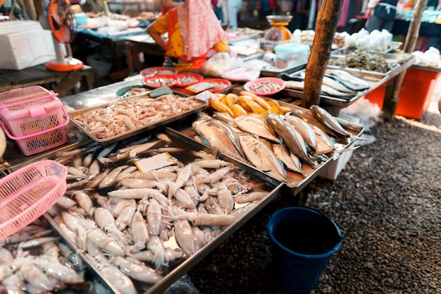 Mercado de peixe em frutos do mar KrabiRaw em um mercado perto do mar tropical