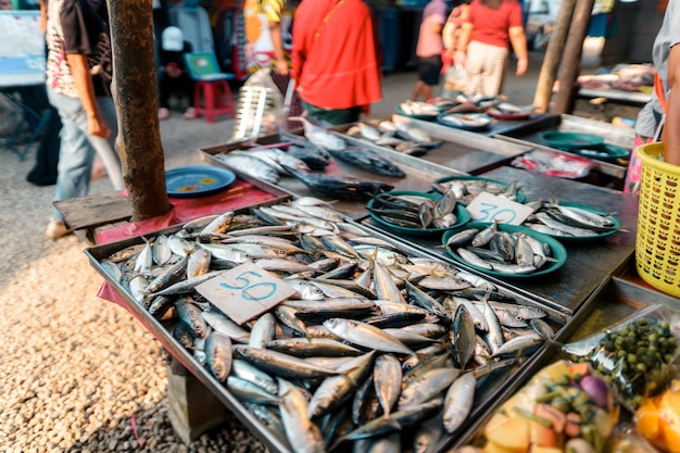 Mercado de peixe em frutos do mar KrabiRaw em um mercado perto do mar tropical