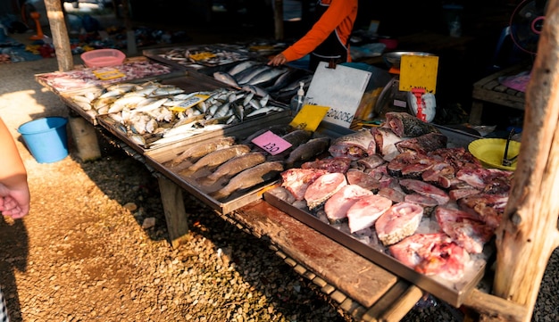 Mercado de peixe em frutos do mar KrabiRaw em um mercado perto do mar tropical