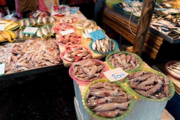 Mercado de peixe em frutos do mar KrabiRaw em um mercado perto do mar tropical