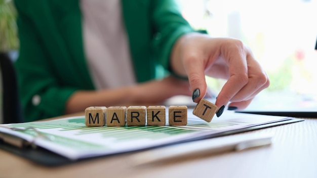 Mercado de texto em cubos e empresária na análise do mercado de ações no local de trabalho e finanças