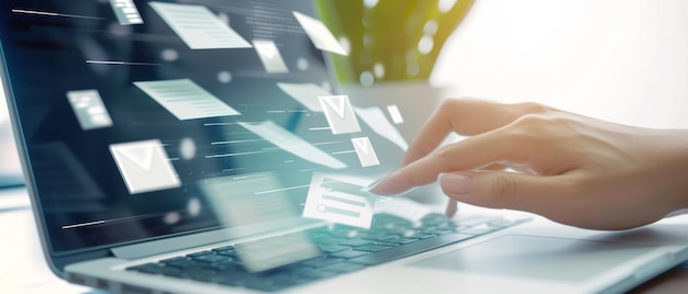 Mercado digital a la punta de los dedos una mano interactúa con un carrito de compras virtual en una pantalla de portátil