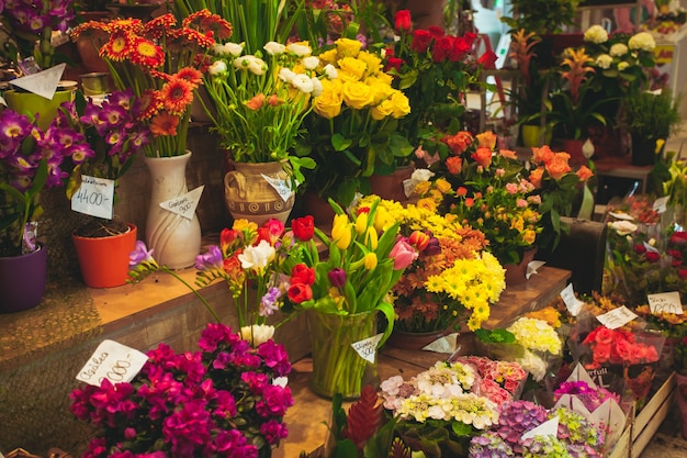 Mercado de las flores - hermosas flores frescas en jarrones a la venta