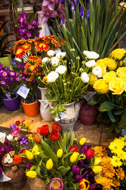 Mercado de las flores - hermosas flores frescas en jarrones a la venta