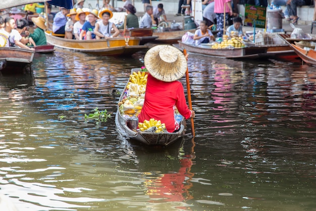 Foto mercado flotante damnoen saduak cerca de bangkok en tailandia