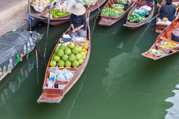 Mercado flotante Damnoen Saduak cerca de Bangkok en Tailandia