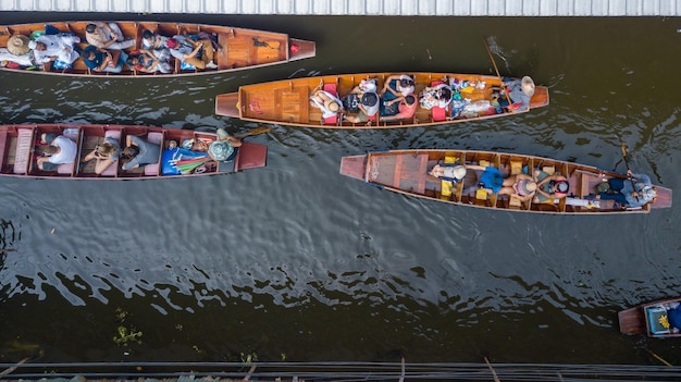 Mercado flotante de Damnoen Saduak Granjero va a vender productos orgánicos frutas verduras y cocina tailandesa Turistas que visitan en barco Ratchaburi Tailandia Famoso mercado flotante en Tailandia