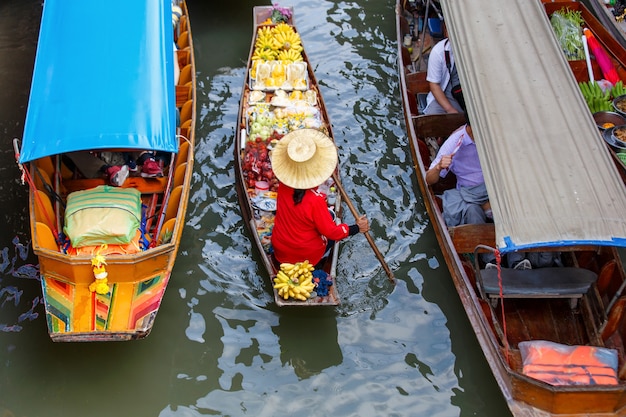 Mercado flotante Damnoen Saduak en Ratchaburi cerca de Bangkok