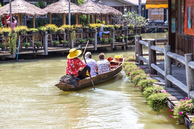 Mercado flotante en Pattaya, Tailandia