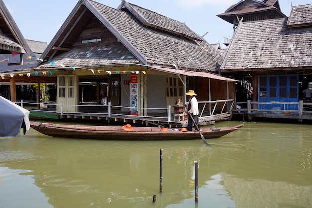 Mercado flotante en Pattaya, Tailandia.