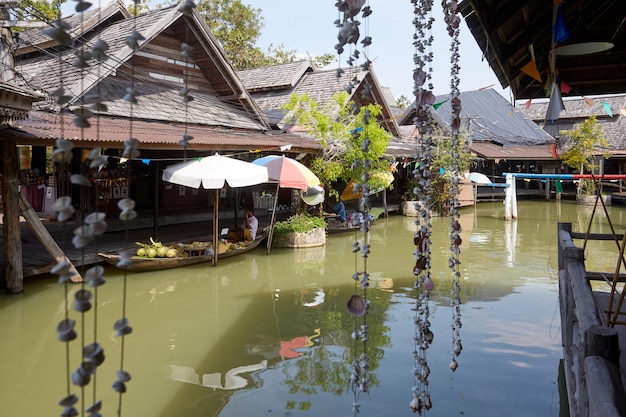 Foto mercado flotante en pattaya, tailandia.