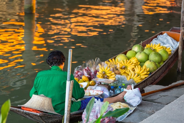 Foto mercado flotante en tailandia.