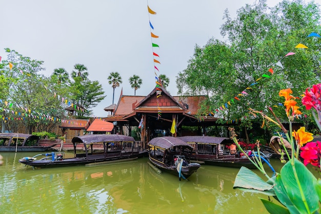 Mercado flotante en Tailandia