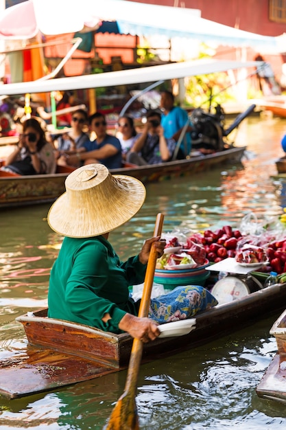 Foto mercado flotante tradicional en damnoen saduak, cerca de bangkok. tailandia