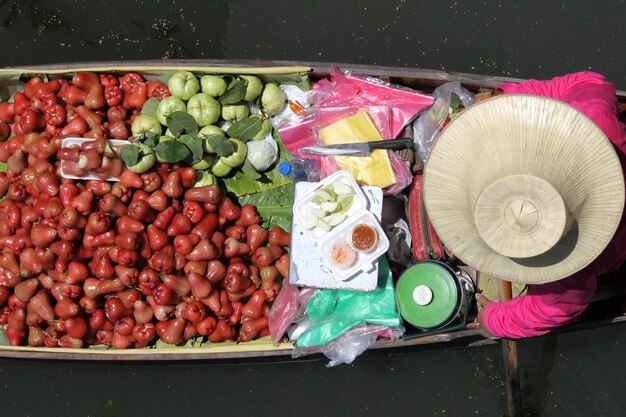 El mercado flotante vende fruta.