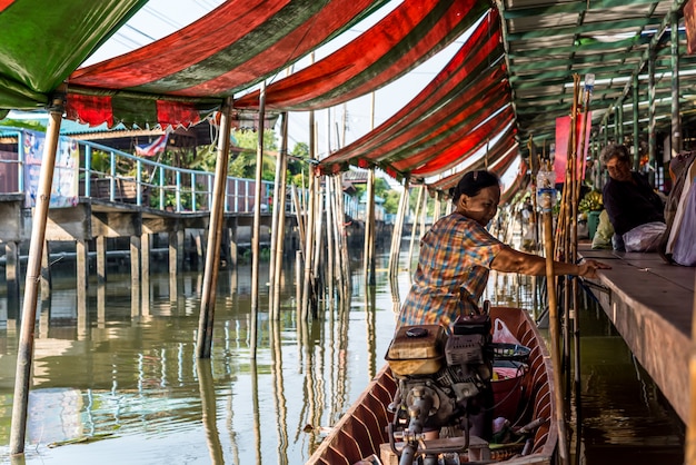 Mercado flotante Wat Takien en Nonthaburi Tailandia