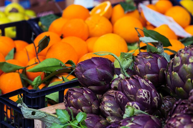 Mercado y fruta. alcachofa en primer plano