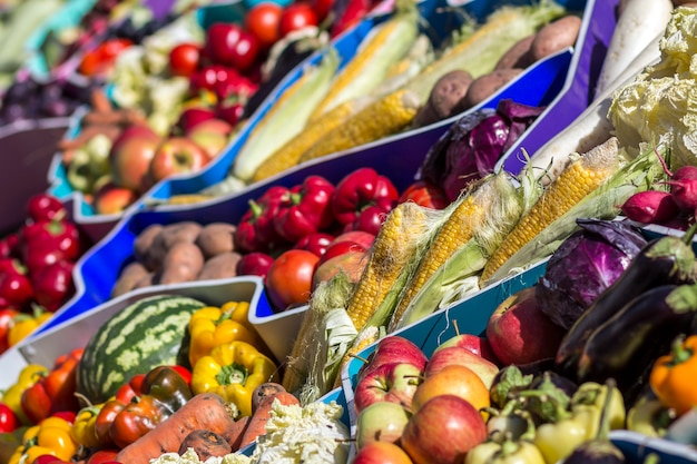 Foto mercado de frutas de agricultores con varias frutas y verduras frescas coloridas