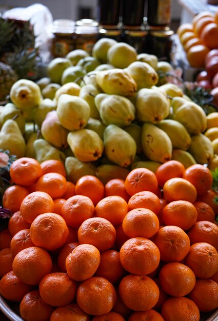 Mercado de frutas con varias frutas frescas de colores