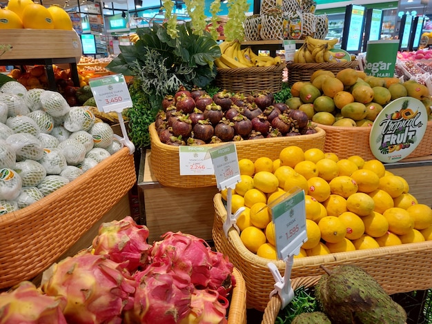 Foto mercado de frutas con varias frutas y verduras frescas y coloridas verduras ecológicas frescas y saludables