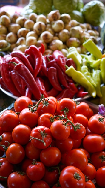 Mercado de frutas con varias verduras frescas de colores