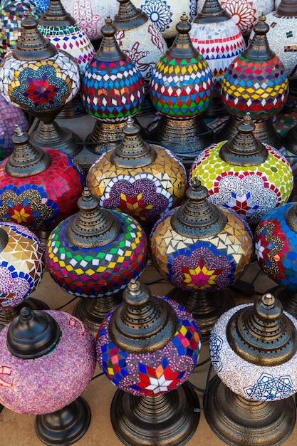 Mercado Con Lámparas Y Linternas Hechas A Mano De Colores Tradicionales. Bazar. Recuerdos populares de Egipto.