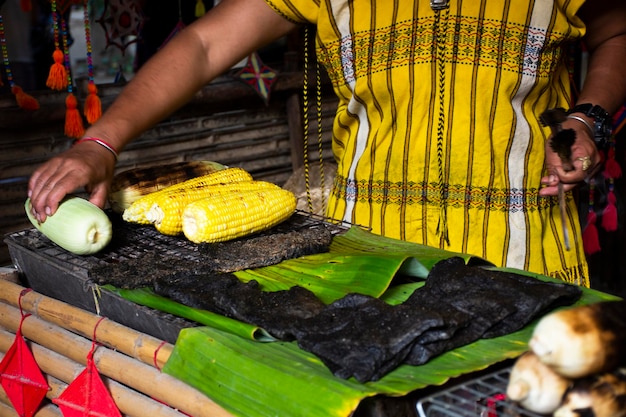 Mercado local hamdmade da rua étnica oh poi karen na cidade de suan phueng em ratchaburi, tailândia