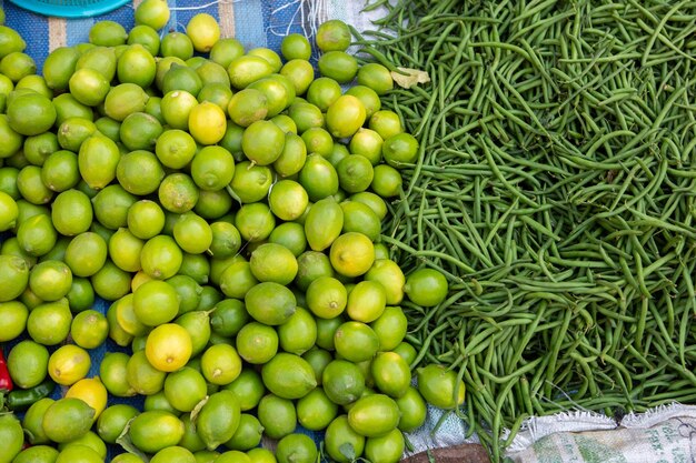 Mercado local marroquino nas ruas com especiarias, nozes, peixe, frutas e vegetais