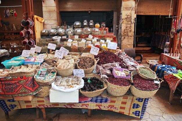 Mercado local na cidade de Luxor