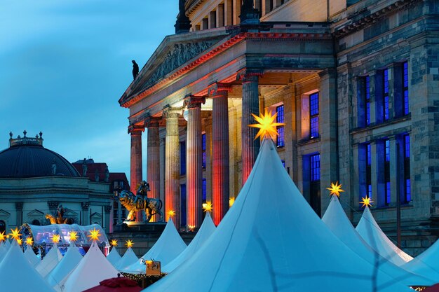 Mercado de Navidad en Gendarmenmarkt en Winter Berlin, Alemania. Feria de Adviento Decoración y Puestos con Artículos de Artesanía en el Bazar.