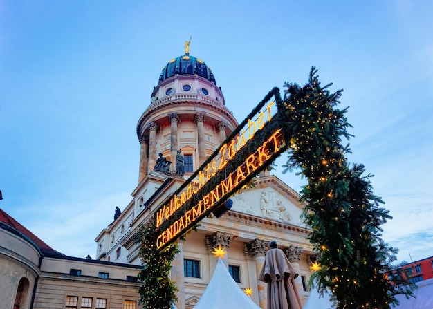 Mercado de Navidad en Gendarmenmarkt en Winter Berlin, Alemania. Feria de Adviento Decoración y Puestos con Artículos de Artesanía en el Bazar.