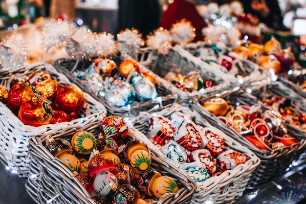 Mercado navideño con juguetes y recuerdos de vacaciones de colores. Temporada de invierno. Ambiente de año nuevo