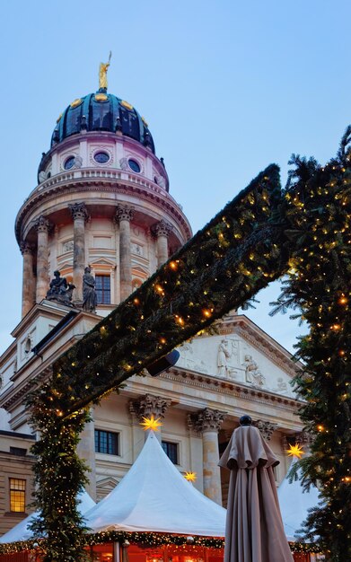 Mercado navideño nocturno en Gendarmenmarkt en Winter Berlin, Alemania. Feria de Adviento Decoración y Puestos en el Bazar.