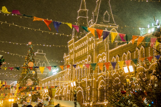 Mercado navideño en la Plaza Roja en el centro de la ciudad de Moscú