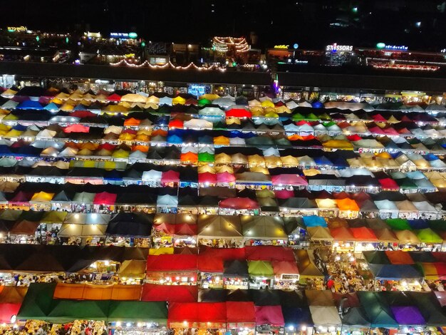 Foto mercado nocturno en bangkok, tailandia