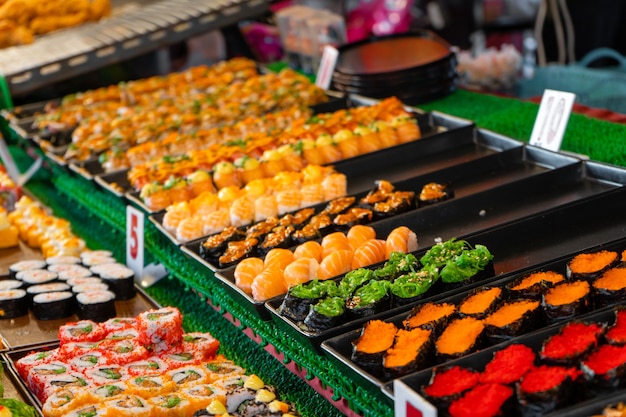 Mercado noturno de alimentos na ásia. balcões de sushi ao ar livre.