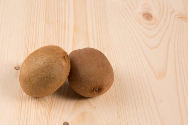 Mercado orgânico fresco. kiwi em uma mesa de madeira