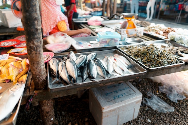 Mercado de pescado en KrabiMariscos crudos en un mercado cerca del mar tropical