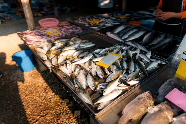 Mercado de pescado en KrabiMariscos crudos en un mercado cerca del mar tropical