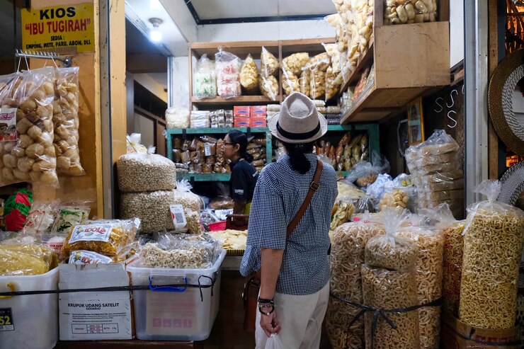 Foto mercado tradicional em yogyakarta ocupado preparando-se para o feriado islâmico de eid al adha 1 de junho de 2024
