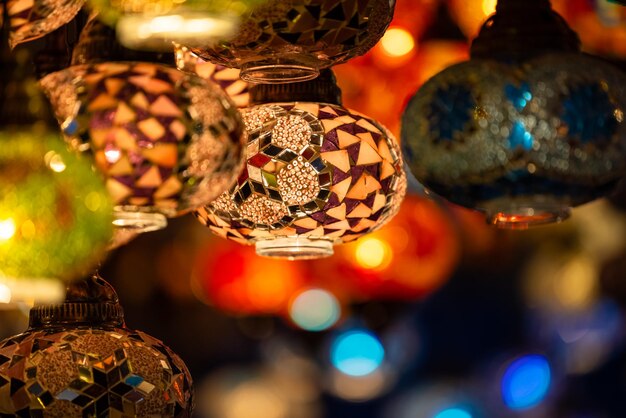 Mercado De Turquía Con Muchas Lámparas Y Linternas Turcas Tradicionales Coloridas Hechas A Mano Linternas Colgando