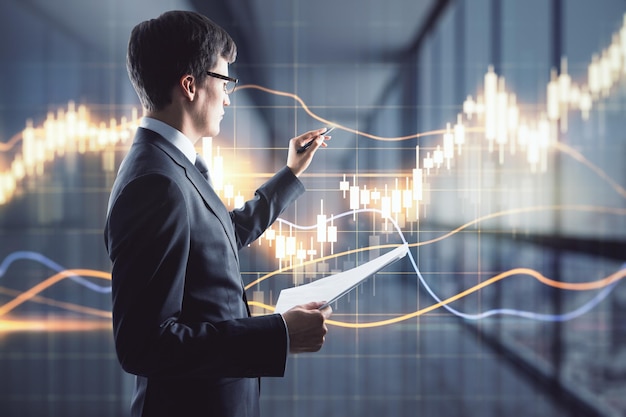 Mercado de valores y concepto de inversión con el comerciante analizando gráficos financieros en pantalla digital con diagrama de velas