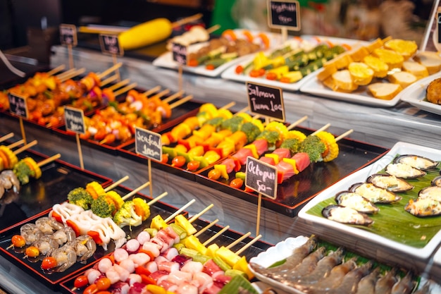 Mercados de comida callejera pinchos y BBQ en la isla