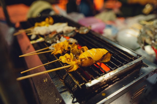 Mercados de comida de rua, espetos e churrasco na ilha