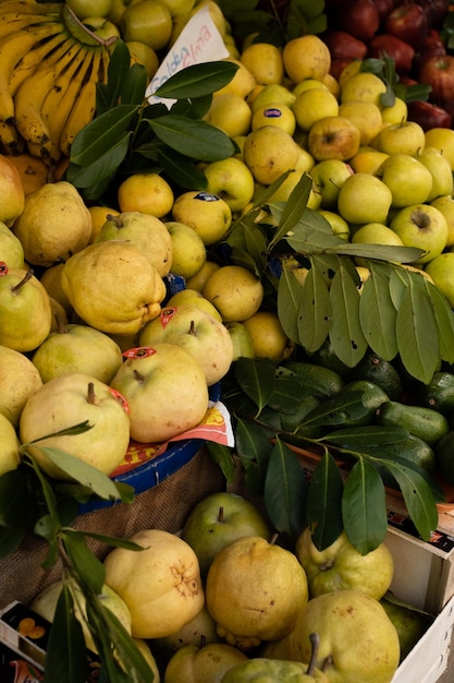 Mercearia com frutas e legumes vegetarianos frescos e saudáveis Maçãs e peras verdes