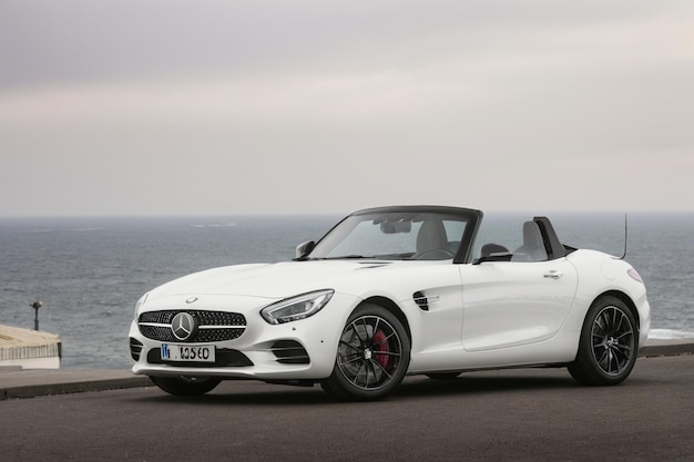 Mercedes Benz blanco sedán deportivo de lujo coupé nuevo modelo fondo de papel tapiz