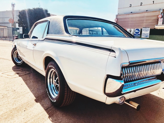 Foto el mercury cougar es un muscle car vintage con motor v8