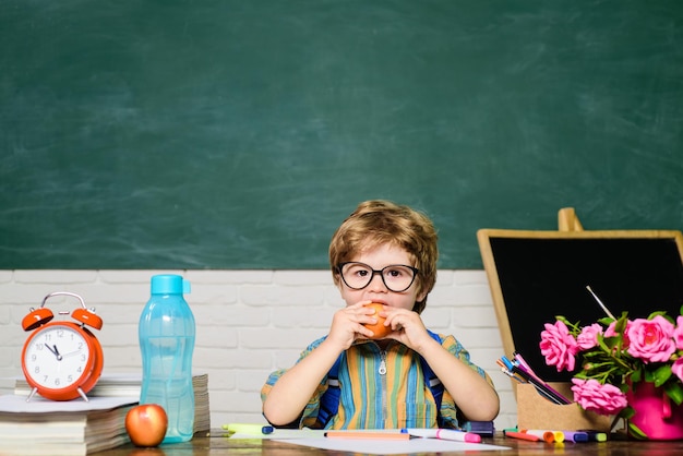 Merenda escolar durante o intervalo do ensino fundamental e cardápio de comida escolar merenda escolar para criança